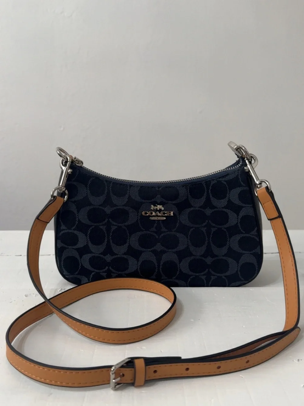 COACH Teri Shoulder Bag In Signature Canvas Denim ( New)